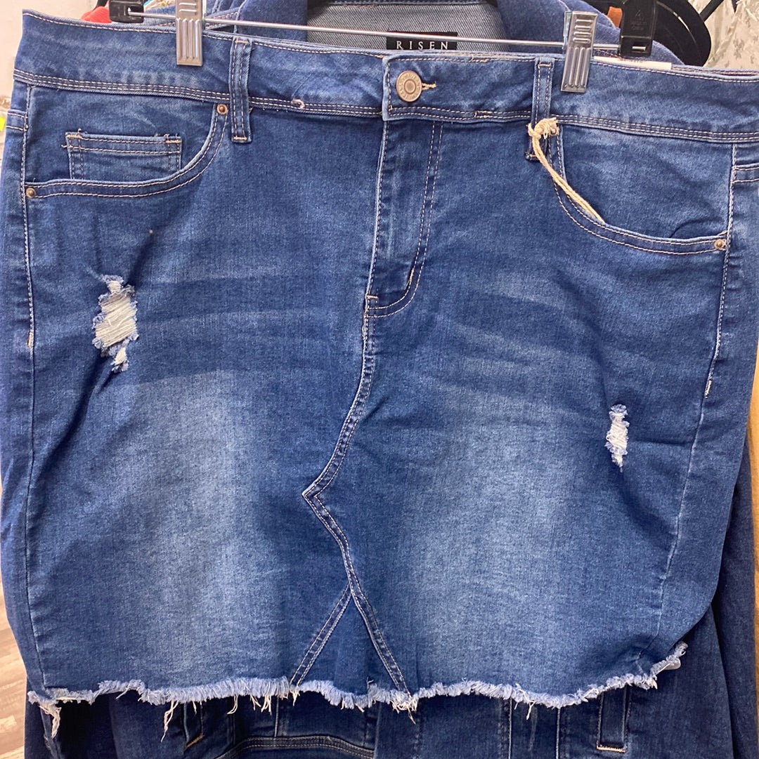 Plus Ripped medium wash skirt